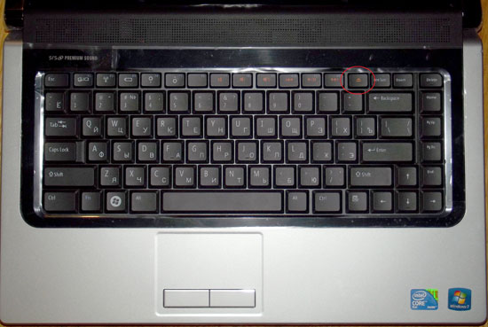 Красным овалом обведена кнопка извлечения диска